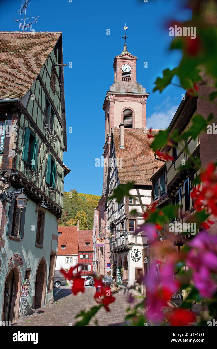 Riquewihr im Elsass, evangelische Kirche Sainte-Marguerite mit Fachwerkhäusern Stockfoto