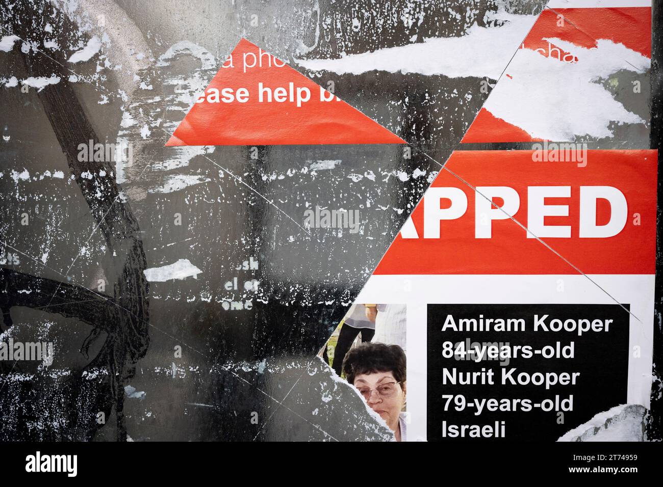 Flyer und Plakate mit den Namen und Gesichtern israelischer Geiseln, die von der Hamas ergriffen wurden, werden am 13. November 2023 in London, England, an einem Telefonkastenfenster gesehen. Stockfoto