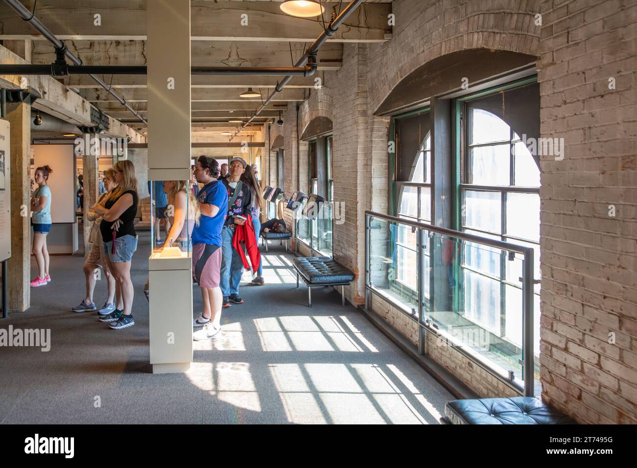 Dallas, USA - 7. November 2023: Besucher besuchen das Sixth Floor Museum am Dealey Plaza im ehemaligen Texas School Book Depository in Dallas, Texas. John Stockfoto