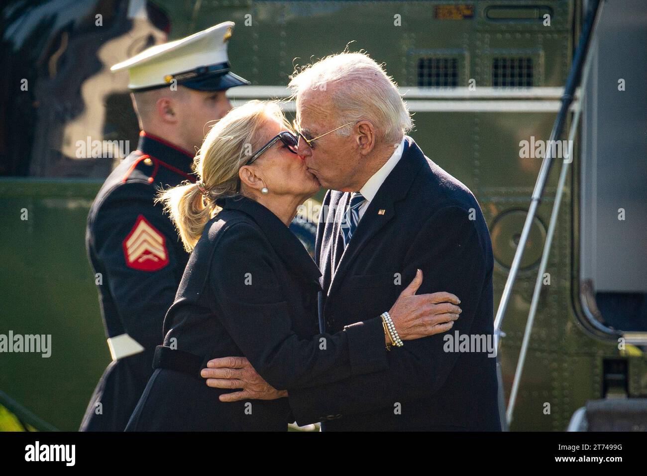 Washington, Usa. November 2023. US-Präsident Joe Biden und First Lady Jill Biden küssen sich auf dem Südrasen des Weißen Hauses, nachdem sie am Montag, den 13. November 2023, in Washington, DC, auf Marine One angekommen sind. Boeing könnte endlich einen Verkaufsdurchbruch für seine 737 Max-Flugzeuge in China erleben, wenn sich die Präsidenten Joe Biden und Xi Jinping diese Woche treffen und damit ein langes kommerzielles Einfrieren in einem kritischen Überseemarkt für den US-Flugzeughersteller beenden. Foto: Al Drago/UPI Credit: UPI/Alamy Live News Stockfoto