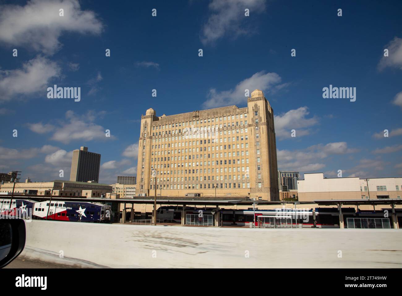 Fort Worth, Texas - 4. November 2023: Texas and Pacific Terminal and Warehouse, Fort Worth, Texas, gebaut in Wyatt Cephus Hedrick mit Bahnhof in f Stockfoto