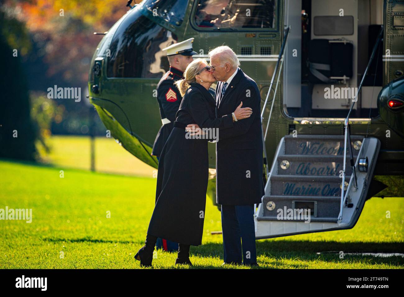 Washington, Usa. November 2023. US-Präsident Joe Biden und First Lady Jill Biden küssen sich auf dem Südrasen des Weißen Hauses, nachdem sie am Montag, den 13. November 2023, in Washington, DC, auf Marine One angekommen sind. Boeing könnte endlich einen Verkaufsdurchbruch für seine 737 Max-Flugzeuge in China erleben, wenn sich die Präsidenten Joe Biden und Xi Jinping diese Woche treffen und damit ein langes kommerzielles Einfrieren in einem kritischen Überseemarkt für den US-Flugzeughersteller beenden. Foto: Al Drago/UPI Credit: UPI/Alamy Live News Stockfoto