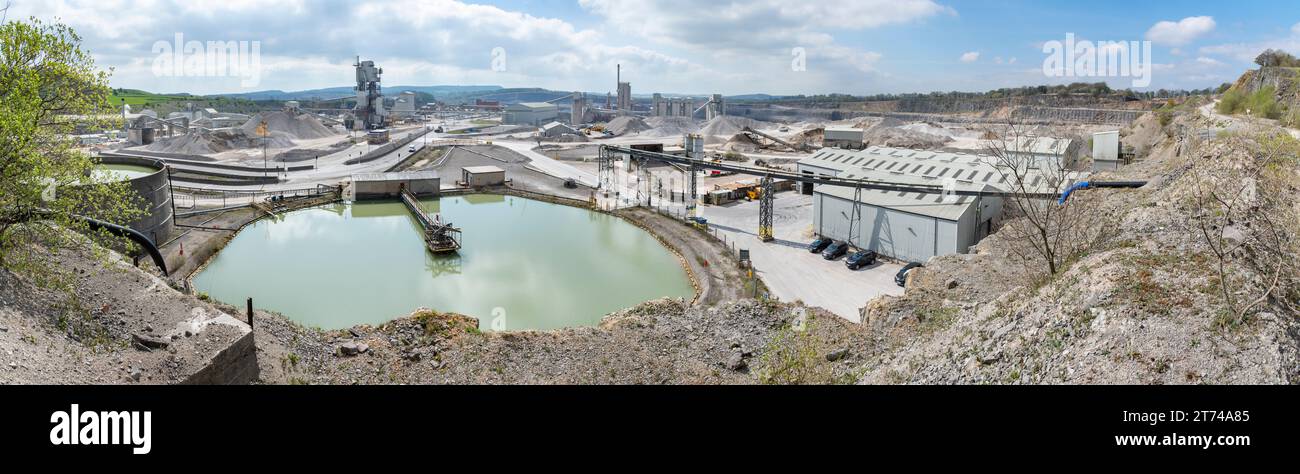 Tunstead Quarry bei Buxton, Derbyshire, England. Kalk und Zement arbeiten in großem Maßstab. Stockfoto