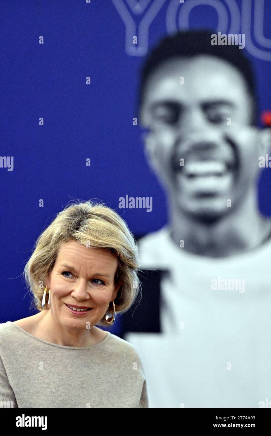 Brüssel, Belgien November 2023. Königin Mathilde von Belgien, Foto bei einem Besuch bei „Young Talent in Action XXL“, organisiert vom Verband belgischer Unternehmen (FEB) und der Organisation Youthstart, am Montag, den 13. November 2023 in Bozar, Brüssel. Ziel der Veranstaltung ist es, junge Menschen dazu zu ermutigen, ihre Talente optimal zu entwickeln und sie auf dem Arbeitsmarkt einzusetzen. Die Königin wird die jungen Menschen in verschiedenen Workshops treffen. BELGA PHOTO ERIC LALMAND Credit: Belga News Agency/Alamy Live News Stockfoto