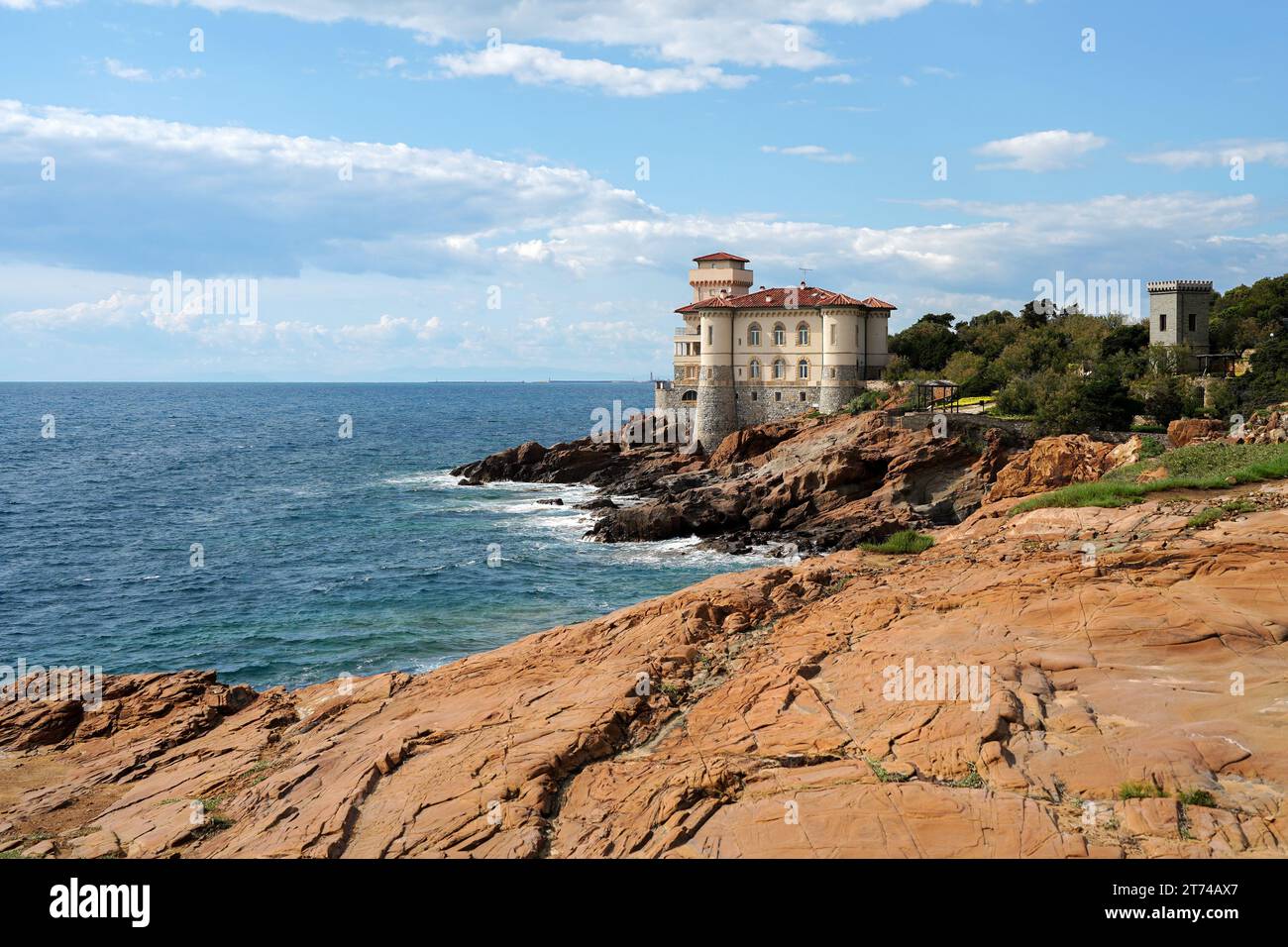 Schloss Boccale auf der Klippe der Calafuria-Küste, Toskana, Italien 15.05.2023 Stockfoto