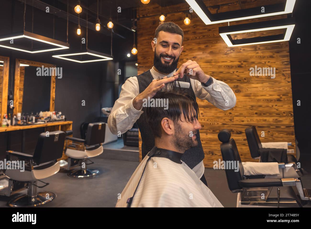 Mann Friseur macht Friseur für Kunden. Stockfoto