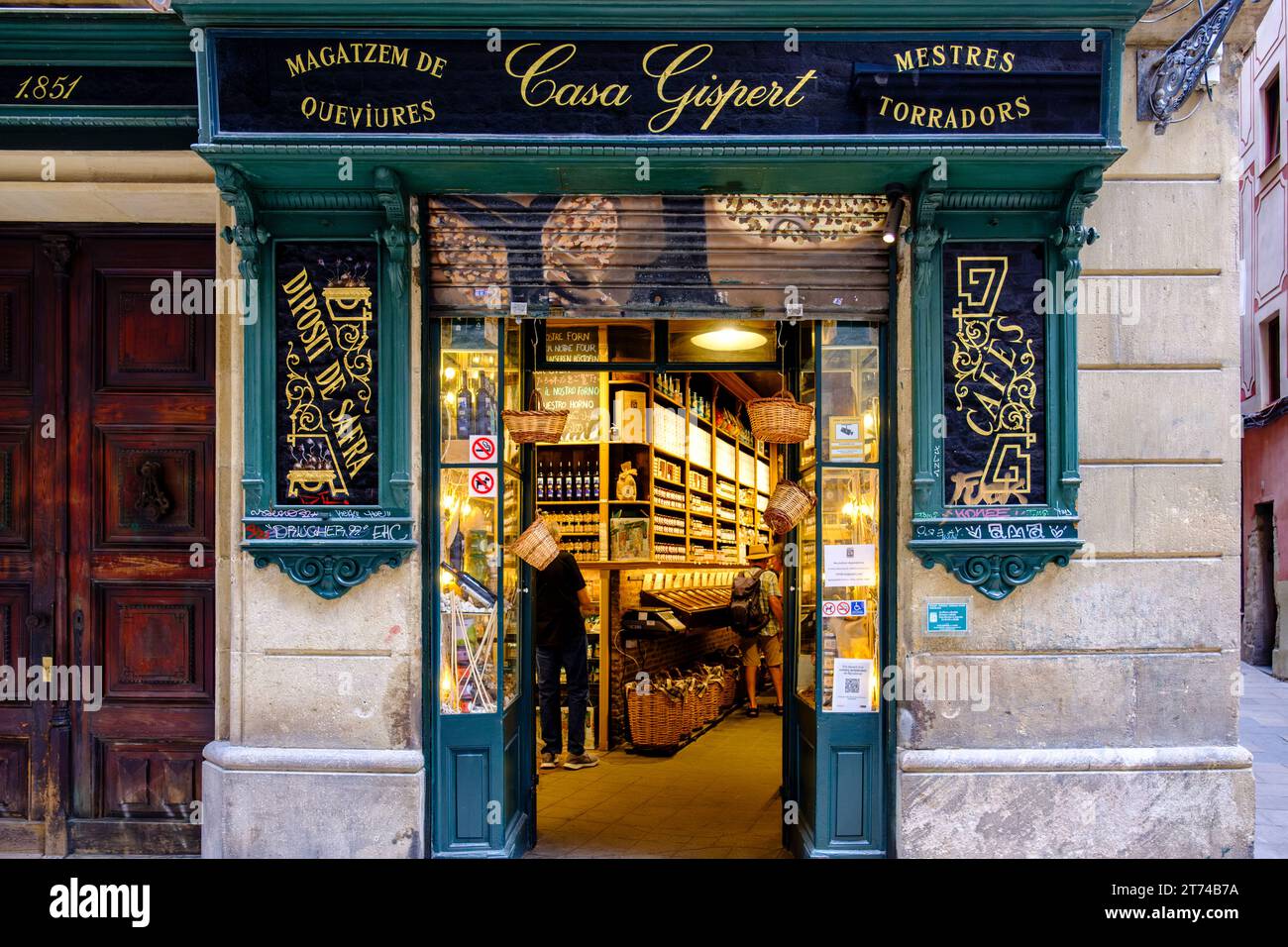 Vor der Casa Gispert Queviures, einem familiengeführten katalanischen Lebensmittelgeschäft, El Born Viertel, Barcelona, Spanien Stockfoto