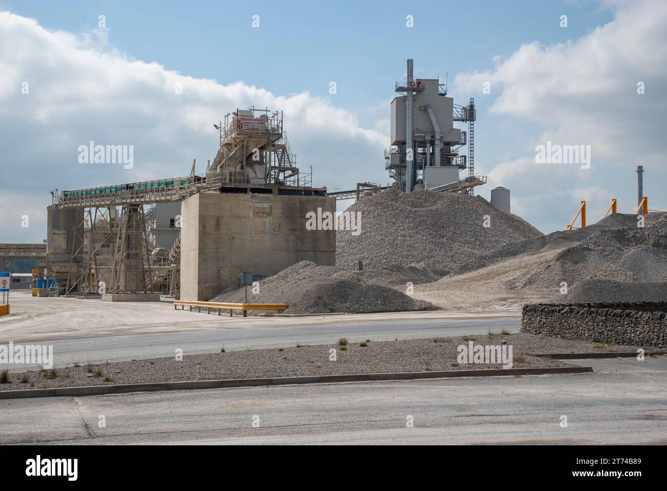 Tunstead Quarry bei Buxton, Derbyshire, England. Kalk und Zement arbeiten in großem Maßstab. Stockfoto