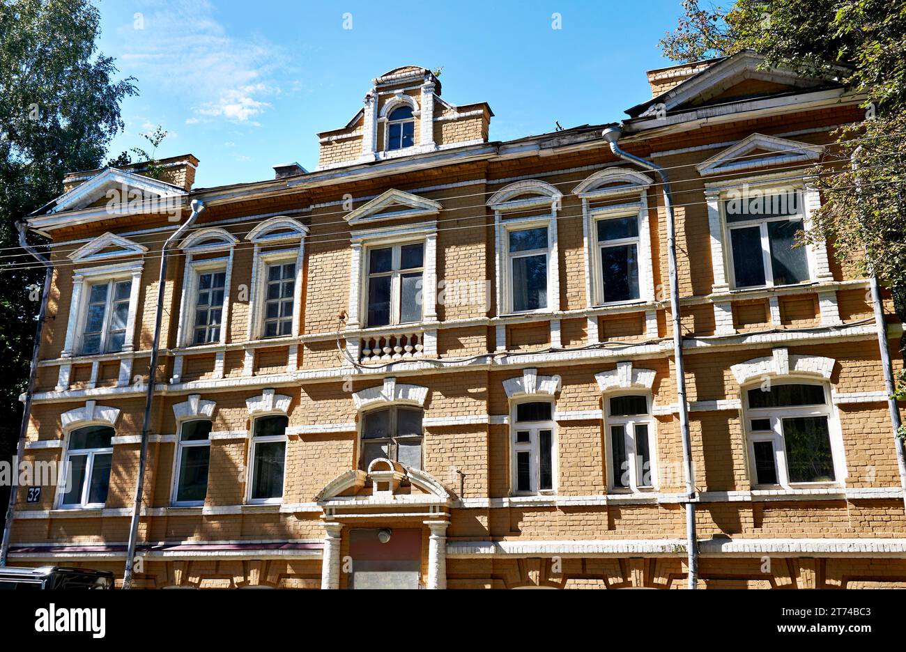 Altes Backsteinhaus in russischer Stadt Stockfoto