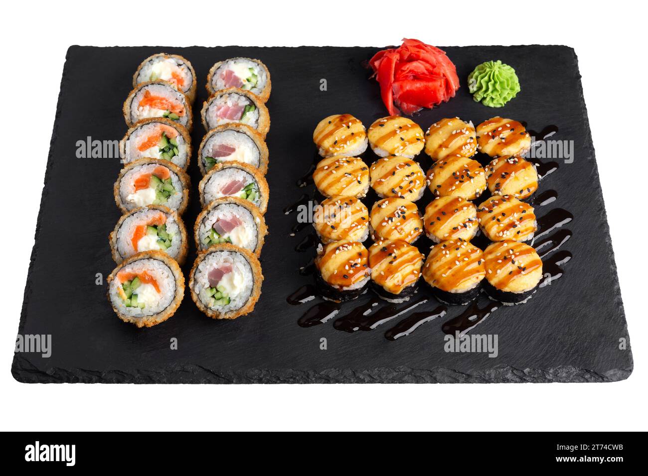 Sushi-Set mit Ingwer und Wasabi auf Schieferplatte isoliert auf weißem Hintergrund. Vier Arten von gebackenen Brötchen in einem Satz. Stockfoto