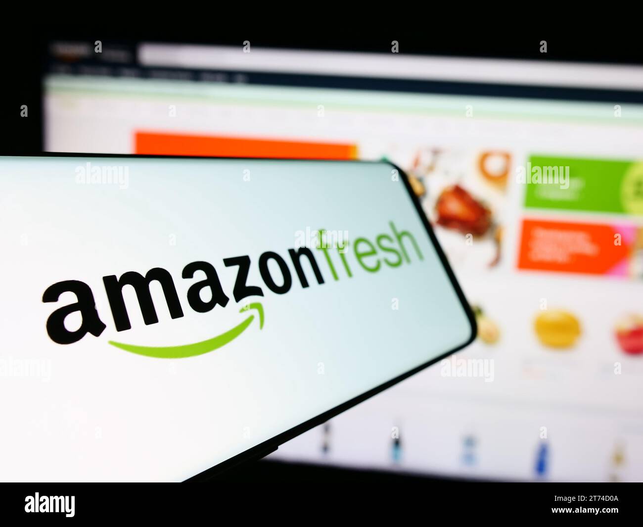 Smartphone mit Logo des amerikanischen Lebensmitteleinzelhandelsunternehmens Amazon Fresh vor der Business-Website. Fokus auf der linken Seite des Telefondisplays. Stockfoto