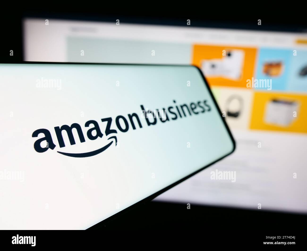 Mobiltelefon mit Logo der amerikanischen B2B-E-Commerce-Plattform Amazon Business vor der Website. Fokus auf der linken Seite des Telefondisplays. Stockfoto