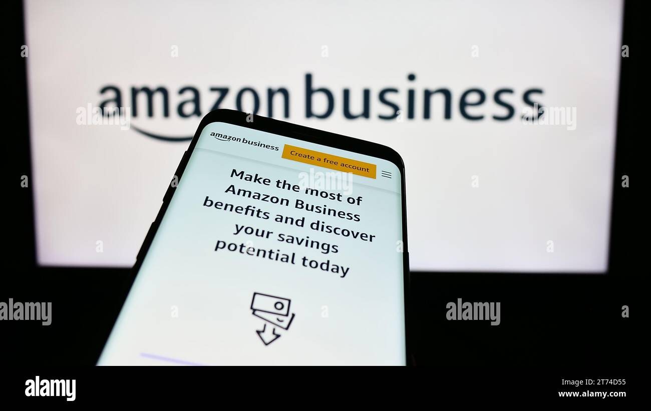 Smartphone mit Website des US-amerikanischen B2B-E-Commerce-Plattformunternehmens Amazon Business vor dem Logo. Fokussieren Sie sich oben links auf der Telefonanzeige. Stockfoto