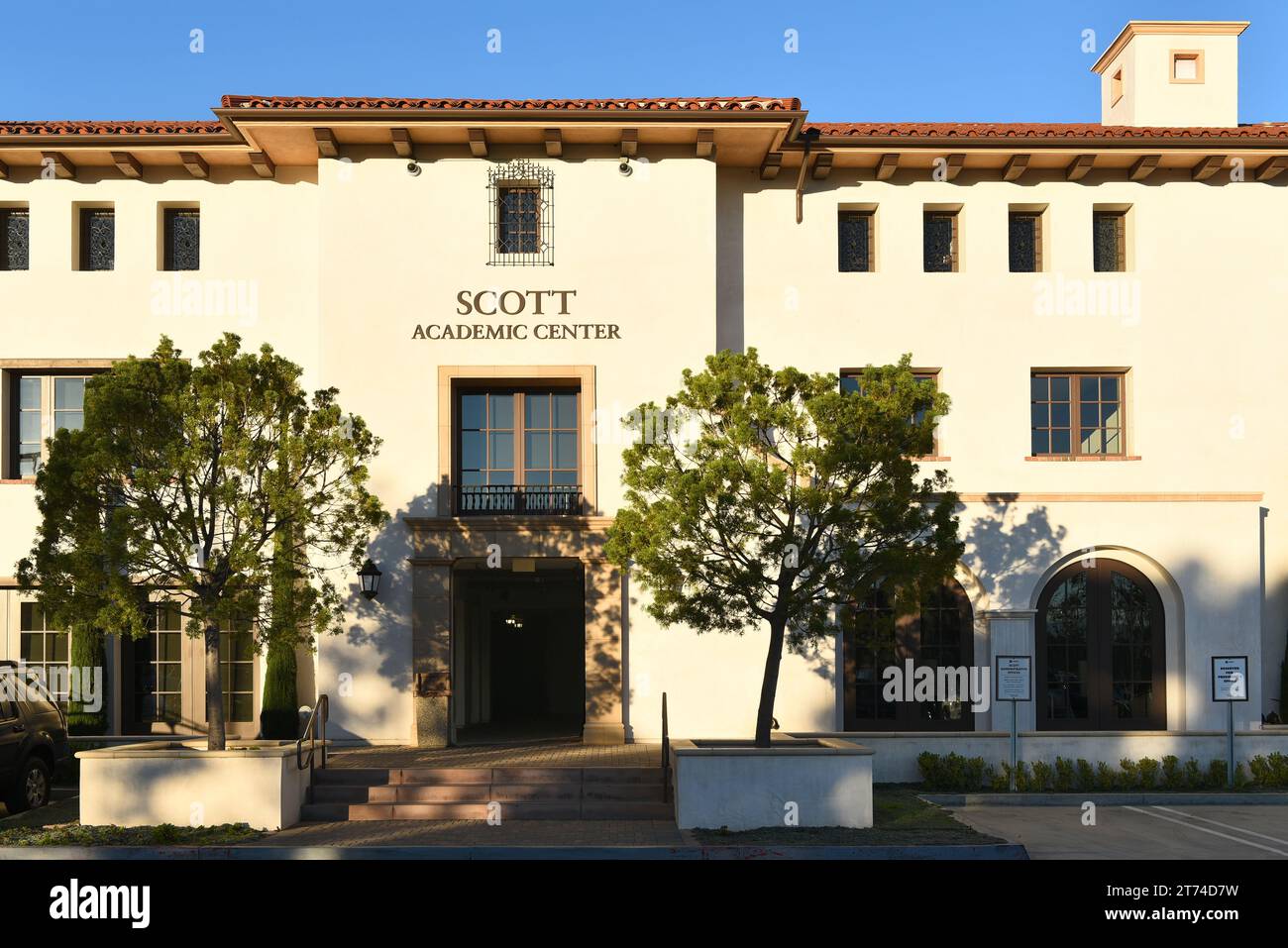 COSTA MESA, KALIFORNIEN - 12. November 2023: Gebäude des Scott Academic Center auf dem Campus der Vanguard University, dem ersten 4-jährigen College in Orange County Stockfoto