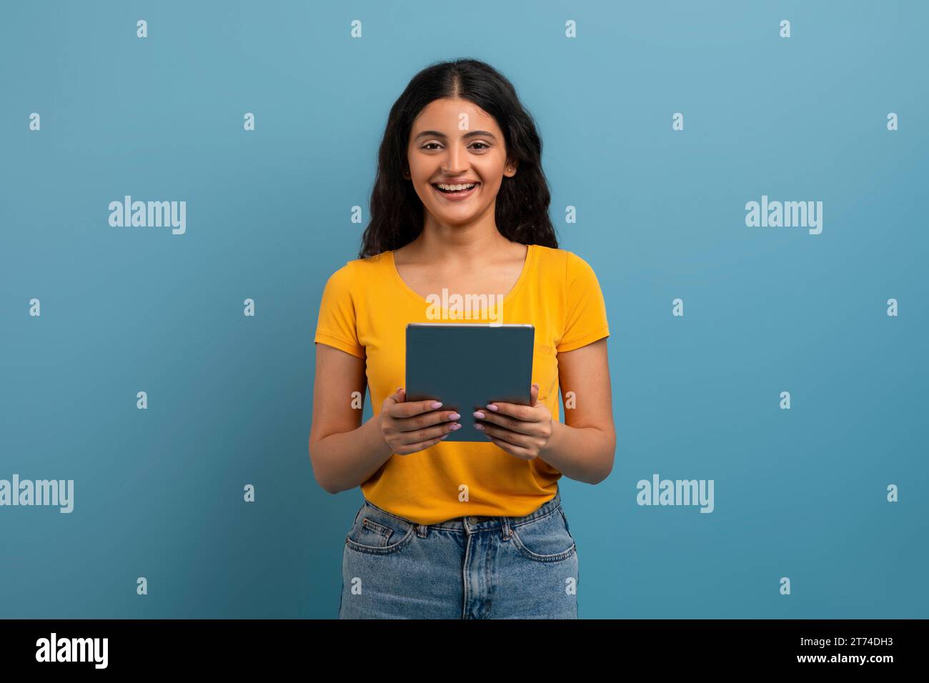 Fröhliche Indische Dame Mit Digital Tablet Für Nachrichten Mit Freunden Stockfoto