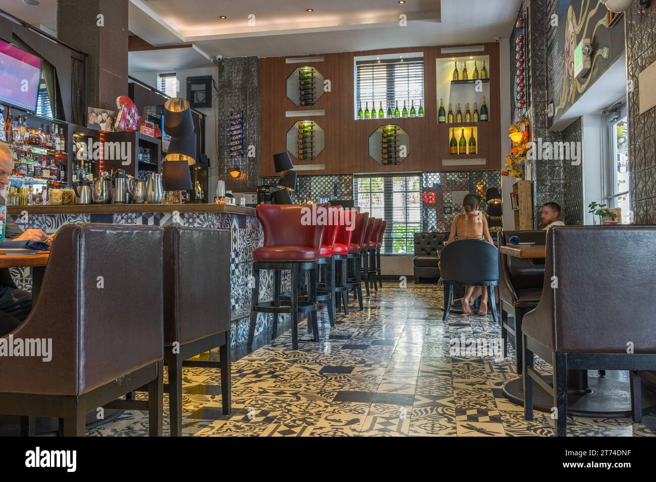 Wunderschöner Blick auf das Innere des Restaurants mit Bartheke und Essbereich für Gäste. Miami Beach. USA. Stockfoto