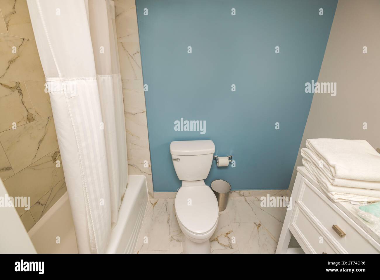 Innenraum des Badezimmers mit Dusche im Hotel, mit Toilette und Kosmetikbereich mit Handtüchern. Miami Beach. USA. Stockfoto