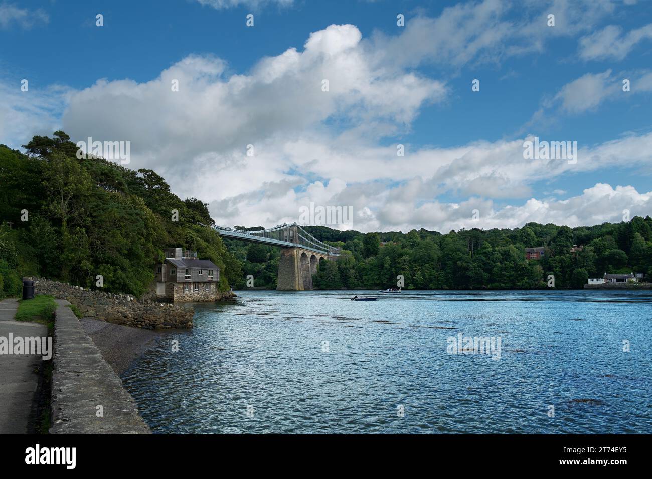 Die Menai Strait ist ein Teil des Gezeitenwassers, der die Insel Anglesey vom Festland von Wales trennt. Das Foto stammt von der belgischen Promenade. Stockfoto