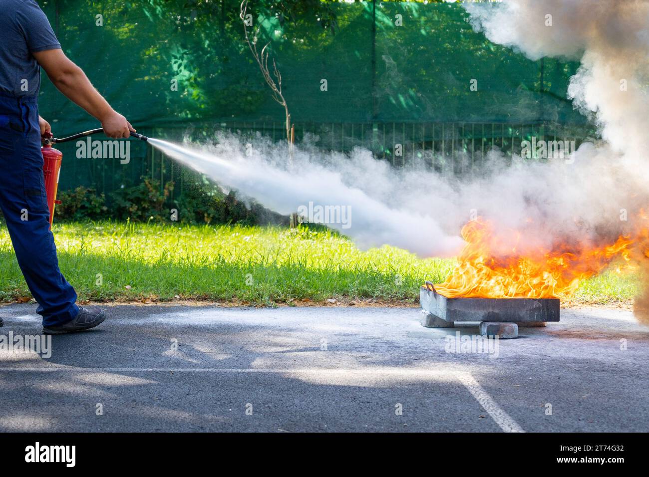 Demonstration eines Küchenbrandes bei einer Brandbekämpfungsdemonstration Stockfoto