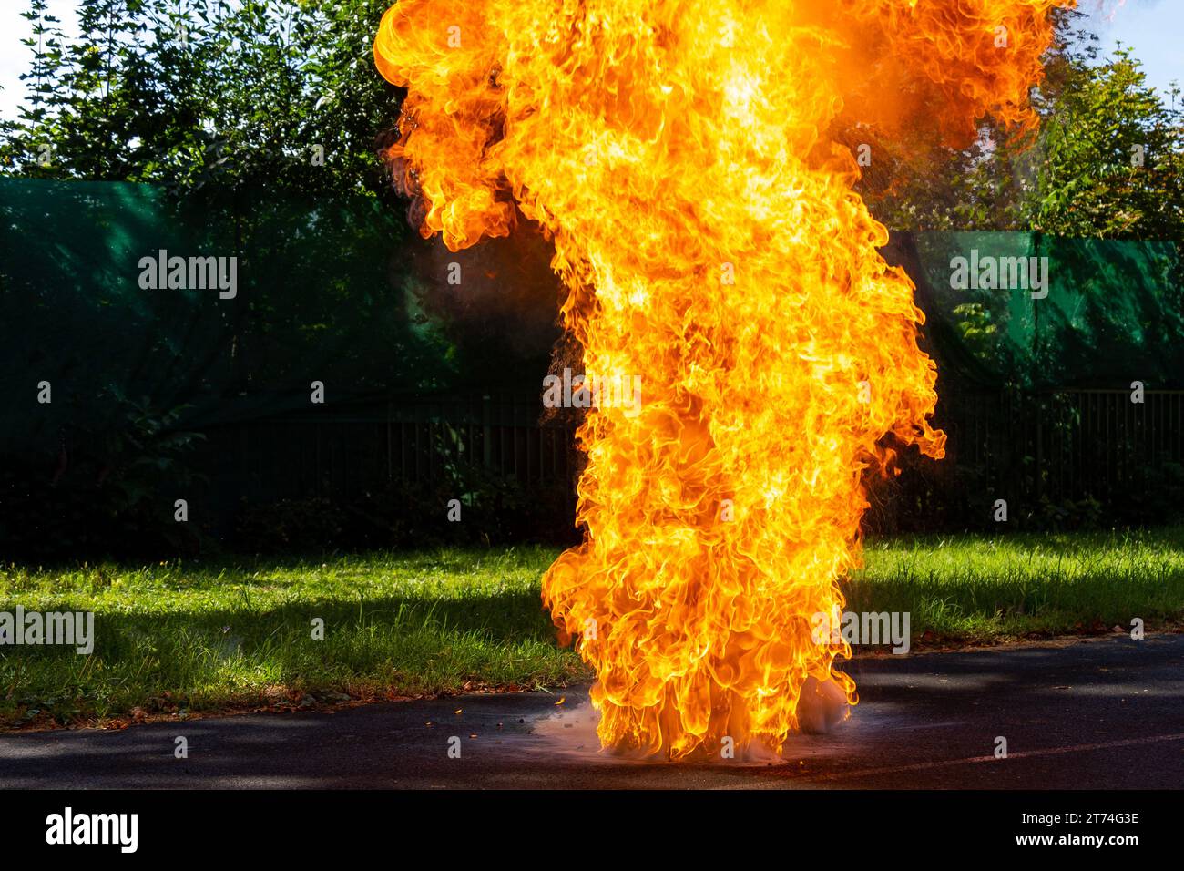 Demonstration eines Küchenbrandes bei einer Brandbekämpfungsdemonstration Stockfoto