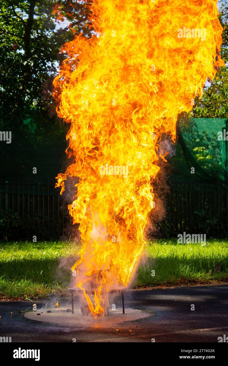 Demonstration eines Küchenbrandes bei einer Brandbekämpfungsdemonstration Stockfoto