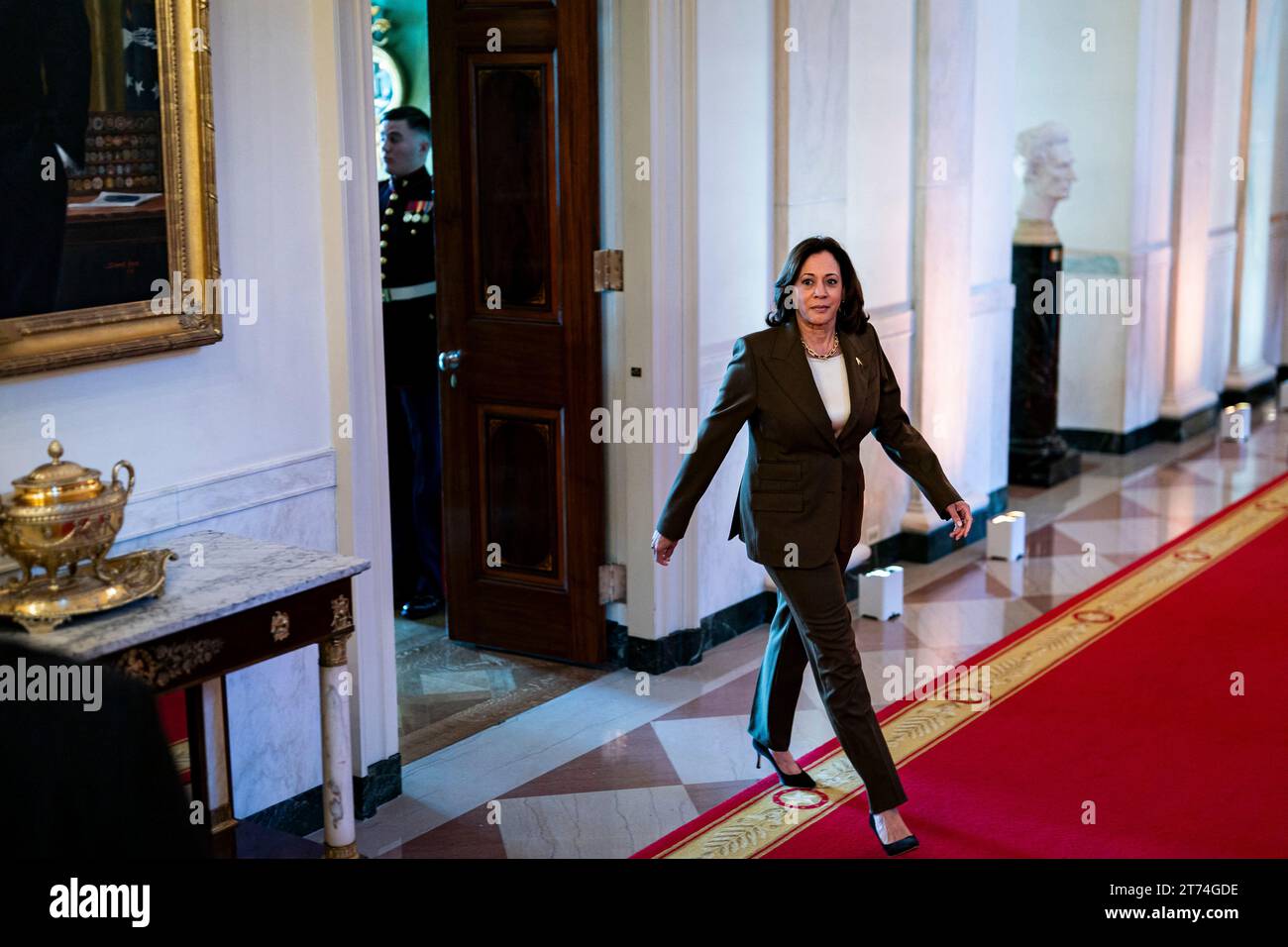 US-Vizepräsidentin Kamala Harris trifft am Montag, den 13. November, im East Room des Weißen Hauses in Washington, DC, USA, vor einer Veranstaltung ein, bei der die Vegas Golden Knights ihren Stanley Cup-Sieg 2023 feiern. 2023 gewannen die Golden Knights ihren ersten Stanley Cup, indem sie die Florida Panthers mit vier Spielen besiegten. Foto: Al Drago/Pool/ABACAPRESS.COM Credit: Abaca Press/Alamy Live News Stockfoto