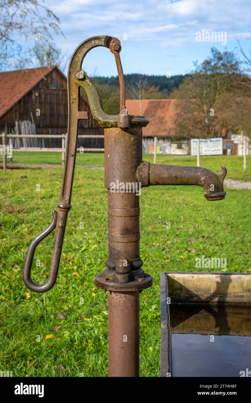 Alte Wasserpumpe in einem alten Bauerndorf Stockfoto