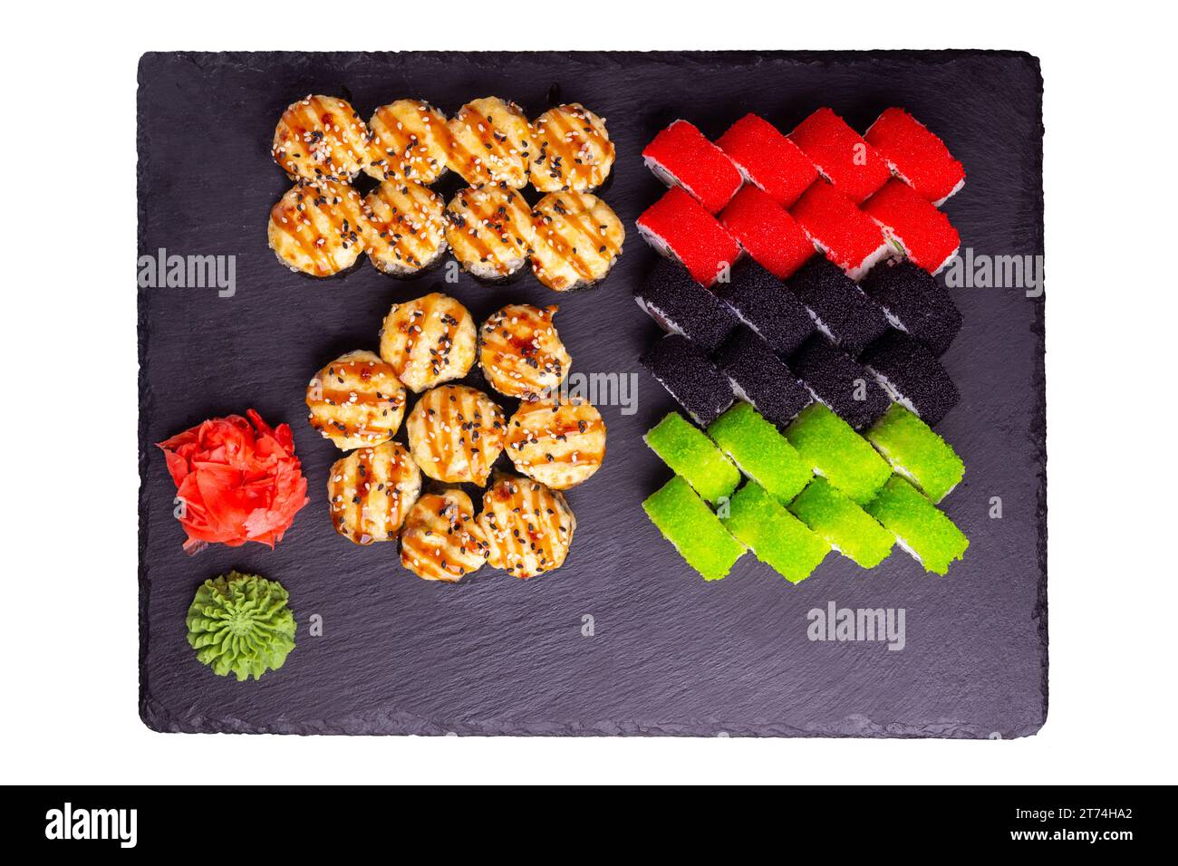 Sushi-Set mit Ingwer und Wasabi auf einem Schieferteller isoliert auf weißem Hintergrund. 5 Arten von Rollen in einem Satz. Draufsicht. Stockfoto