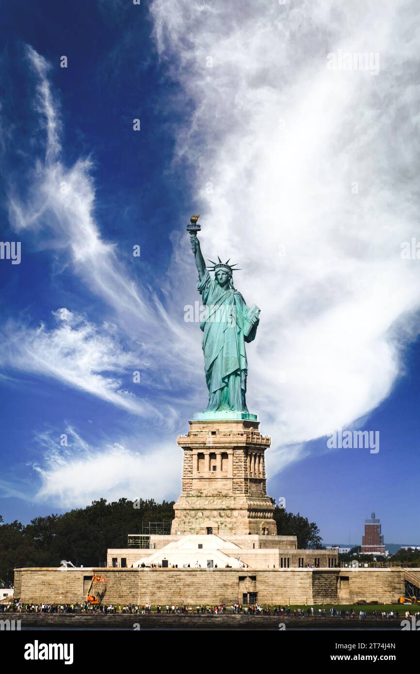 FREIHEITSSTATUE, NEW YORK, USA - 16. SEPTEMBER 2023 Ein landschaftliches Panorama der Freiheitsstatue und Liberty Island voller Touristen an einem sonnigen Tag Stockfoto