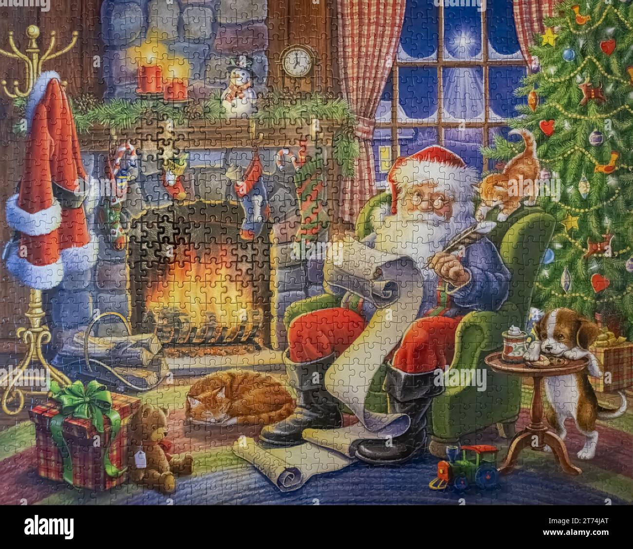 1000-teiliges Puzzle, in dem der Weihnachtsmann seine Liste überprüft, während er in einem Raum mit einem Weihnachtsbaum und einem brüllenden Kamin mit Strümpfen sitzt Stockfoto