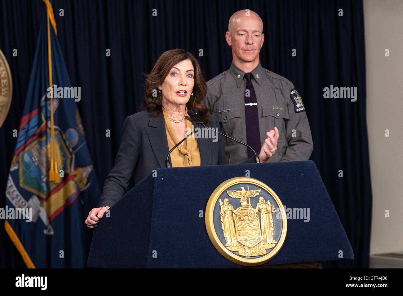 Gouverneur Kathy Hochul spricht während der Medienverfügbarkeit am 13. November 2023 nach einem Rundtisch über Hass- und Vorurteilsverbrechen mit Strafverfolgungsbehörden im Büro des Gouverneurs in New York Stockfoto