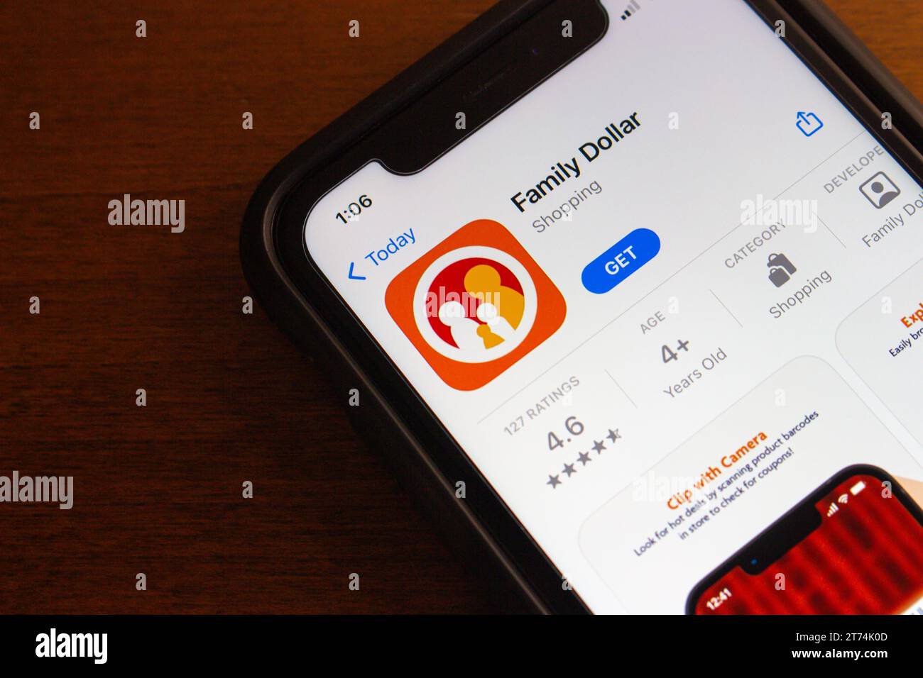 Vancouver, KANADA - 24. Oktober 2023 : Family Dollar App im App Store auf dem iPhone Bildschirm zu sehen. Family Dollar Stores, Inc. Ist eine US-amerikanische Sortenladenkette. Stockfoto