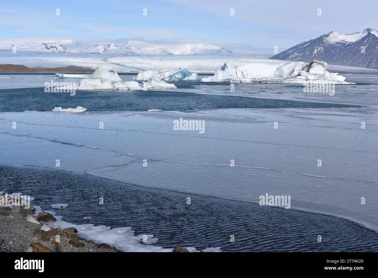 Gefrorenes Jökulsárlón oder die Eisberg-Lagune an der Südspitze des Vatnajökull-Nationalparks in Südisland Stockfoto