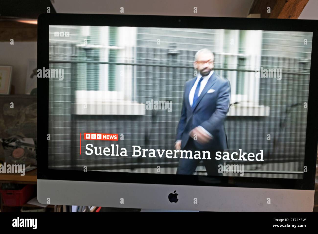 "Suella Braverman entlassen" auf dem Bildschirm des Nachrichtenbildschirms James geschickt ehemaliger Außenminister zieht von Rishi Sunak am 13. November 2023 Großbritannien ins Innenministerium Stockfoto