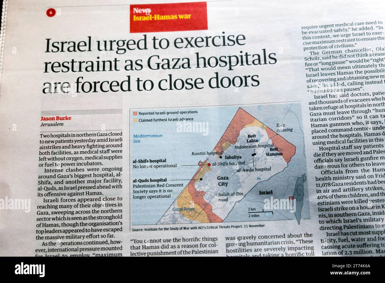 "Israel hat gedrängt, Zurückhaltung zu üben, da Gaza-Krankenhäuser gezwungen sind, Türen zu schließen", Schlagzeile der Zeitung Guardian Stockfoto