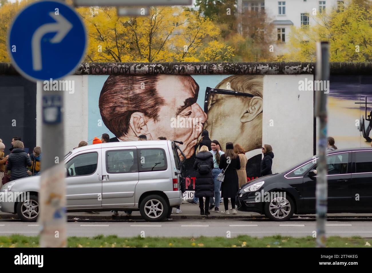 Leonid Breschnew und Erich Honecker küssen sich in einem Gemälde auf der Berliner Mauer Stockfoto