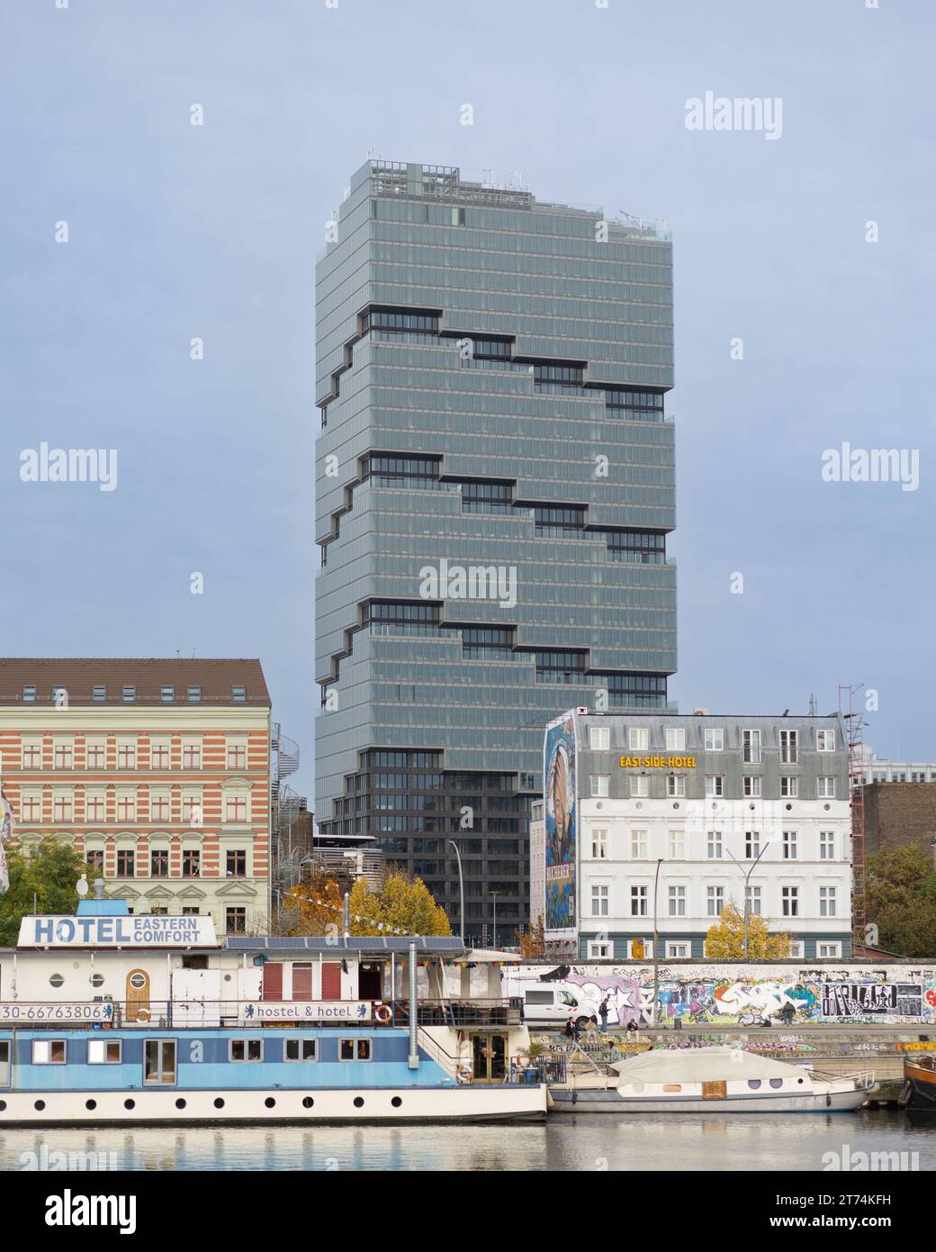 Vielschichtige Architektur in Berlin an einem Wintertag Stockfoto