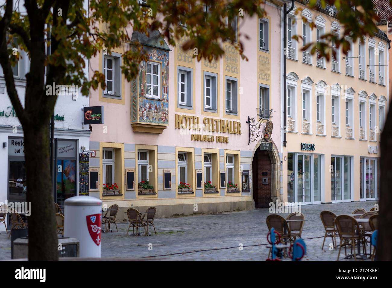 Historisches Gebäude in der deutschen Stadt Straubing an einem Wintertag Stockfoto