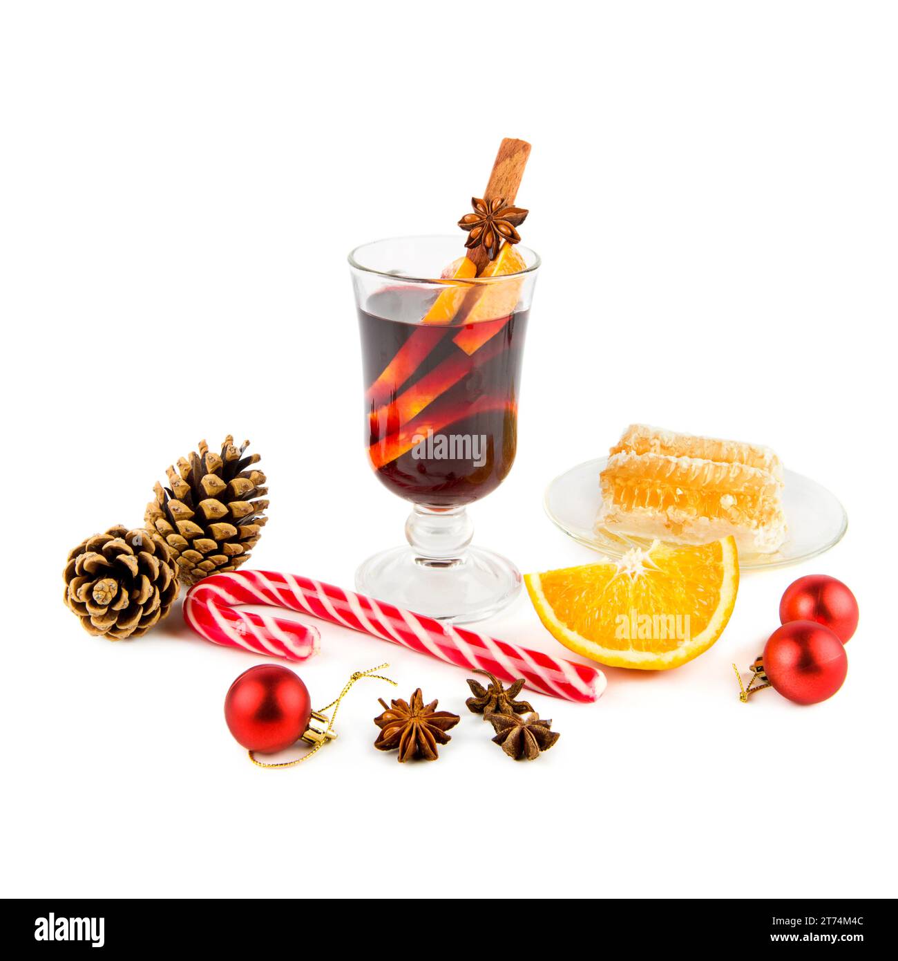 Glühwein, Gewürze und weihnachtliche Einrichtung auf weißem Hintergrund. Stockfoto