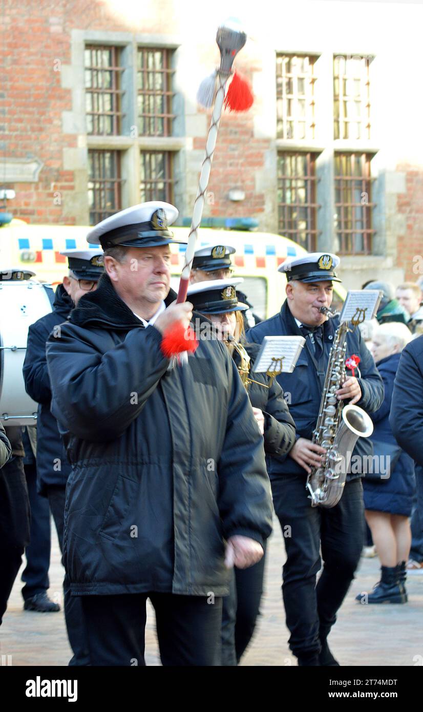 DANZIG, POLEN - 11. NOVEMBER 2023: :Bands führen die Demonstranten Ulica Długa zum polnischen Unabhängigkeitstag in der Altstadt hinunter. Stockfoto