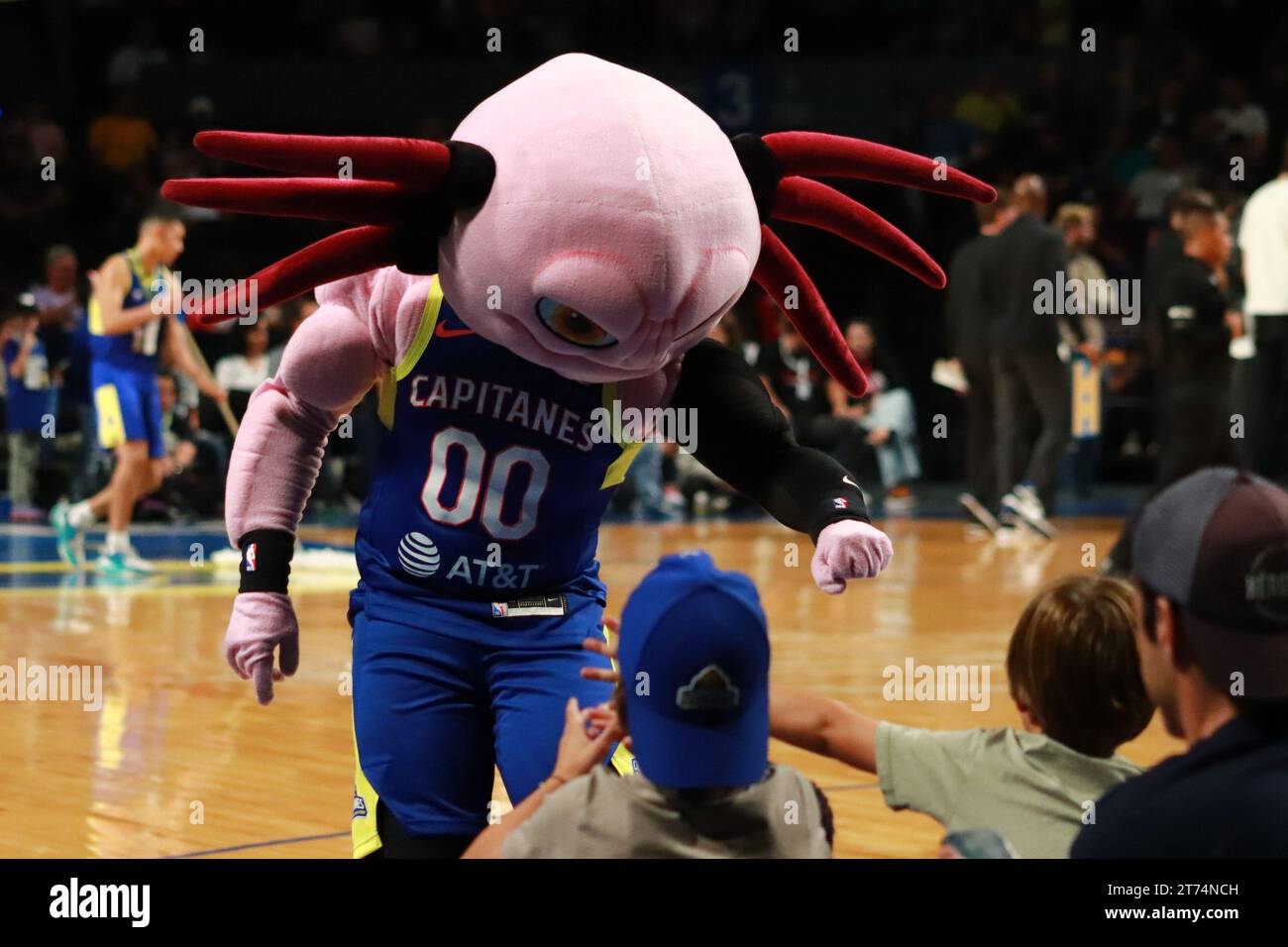 Mexiko-Stadt, Ciudad de Mexico, Mexiko. November 2023. 12. November 2023 in Mexiko-Stadt: Juanjolote Mascot der Capitanes of Mexico City, während des Spiels der Mexico City Capitanes gegen Birmingham Squadron in der NBA G League in der Mexico City Arena. Am 12. November 2023. In Mexiko-Stadt. (Kreditbild: © Carlos Santiago/eyepix via ZUMA Press Wire) NUR REDAKTIONELLE VERWENDUNG! Nicht für kommerzielle ZWECKE! Stockfoto