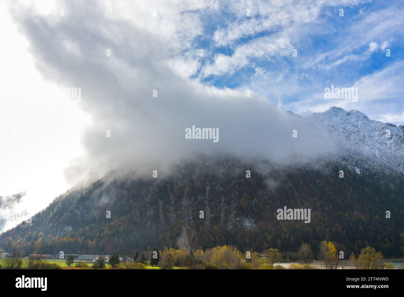 Hohe Berge, Wolken und blauer Himmel Stockfoto