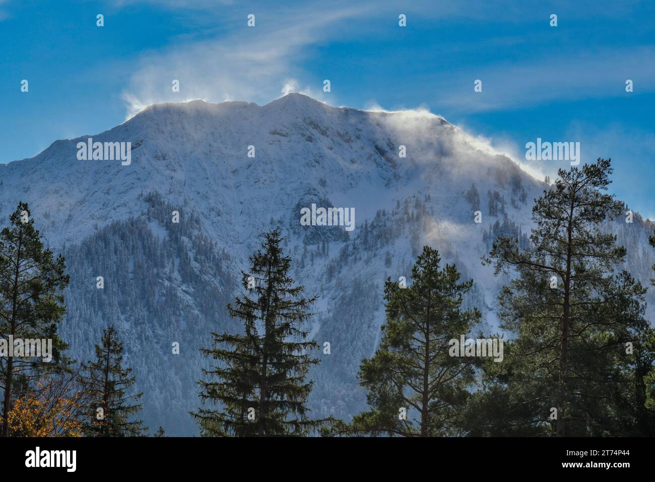 Hohe Berge an kalten und windigen Tagen Stockfoto