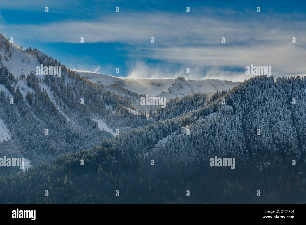 Hohe Berge an kalten und windigen Tagen Stockfoto