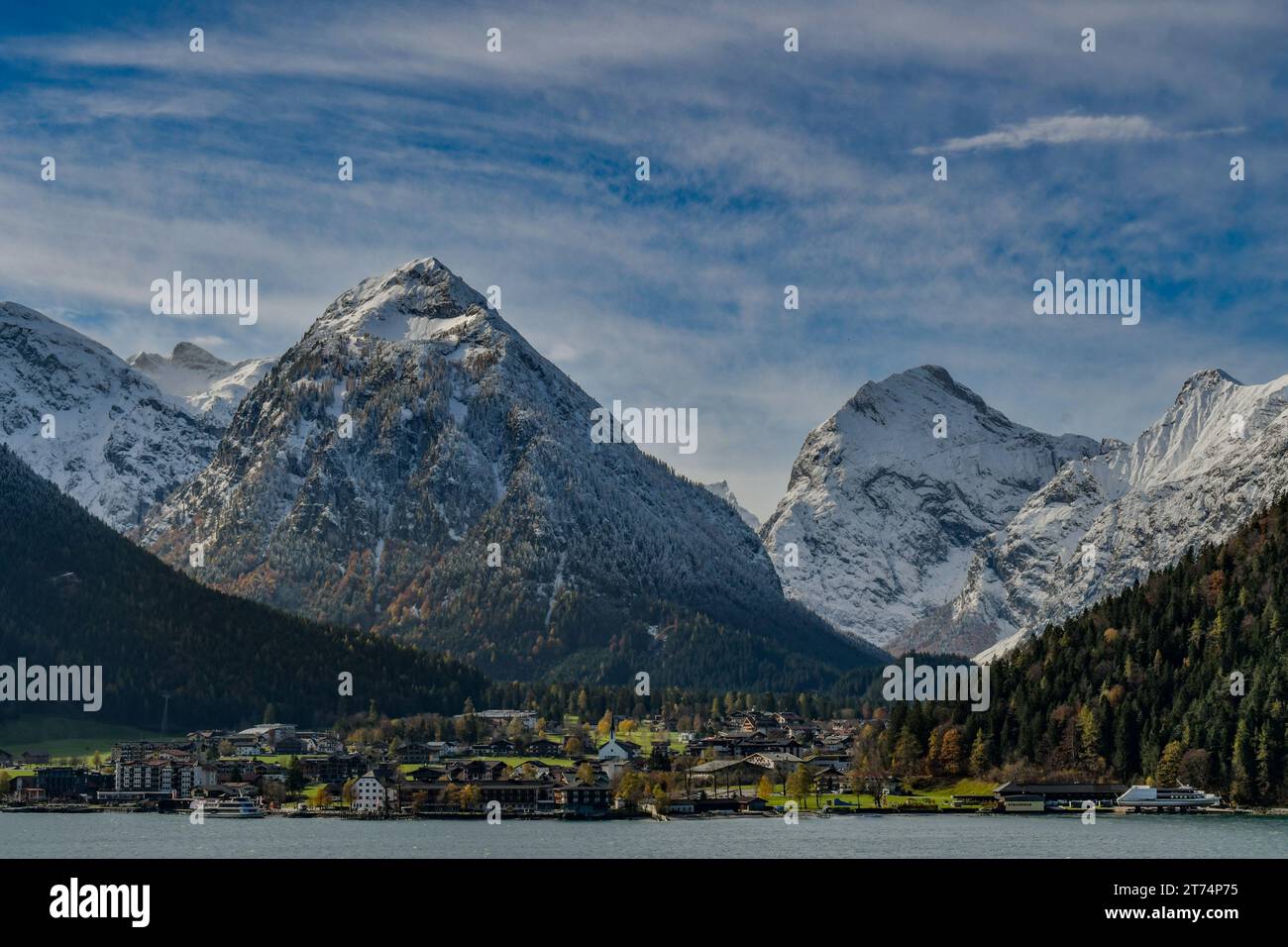 Hohe Berge an kalten und windigen Tagen Stockfoto