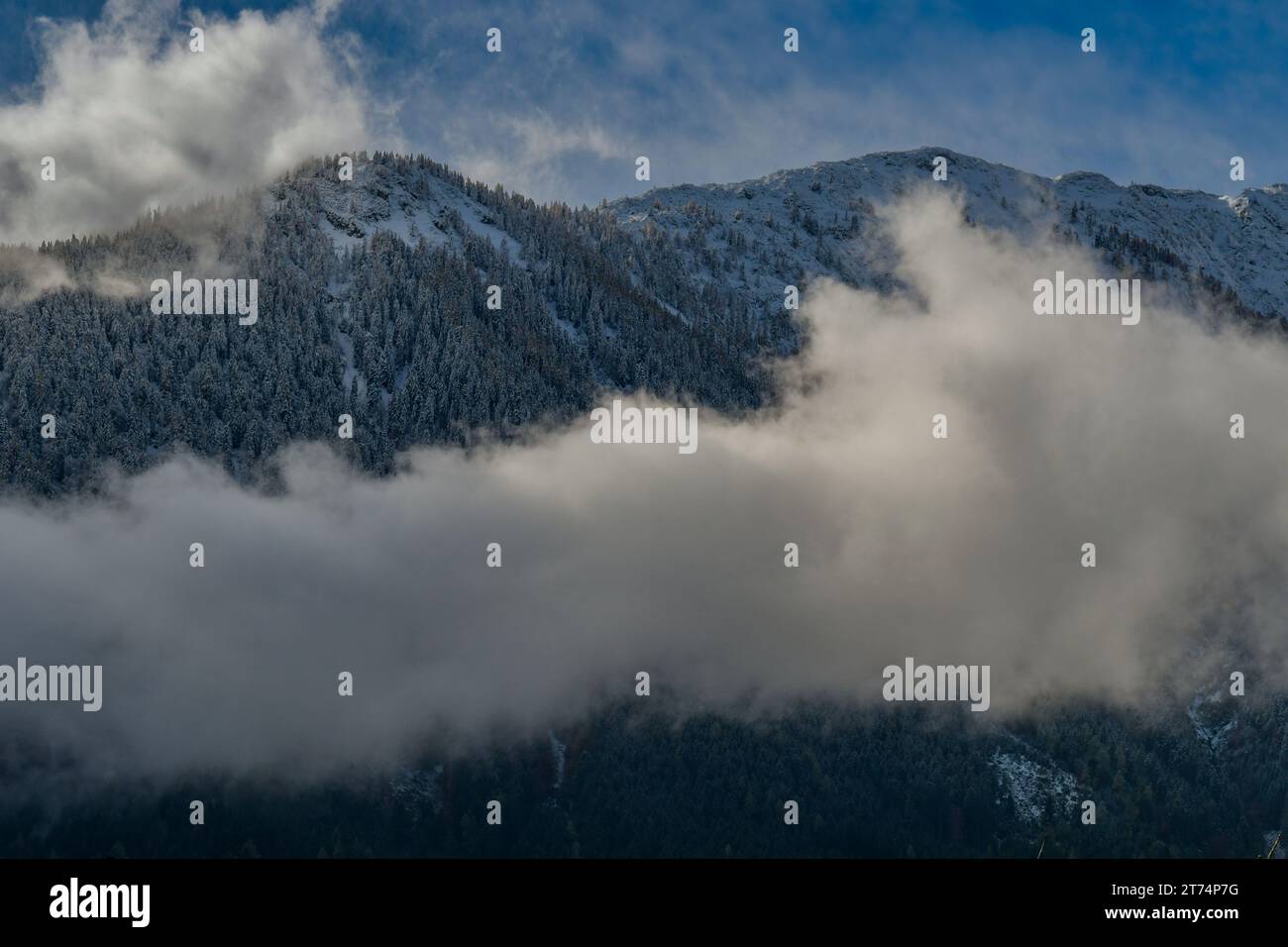 Hohe Berge an kalten und windigen Tagen Stockfoto