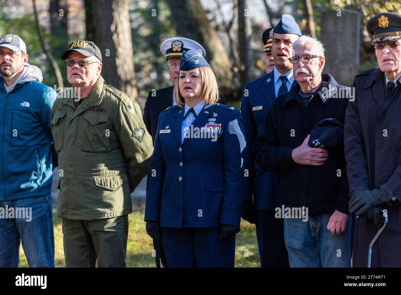 Concords jährliche Zeremonie zum Veteran's Day findet auf dem Sleepy Hollow Cemetery statt. Stockfoto