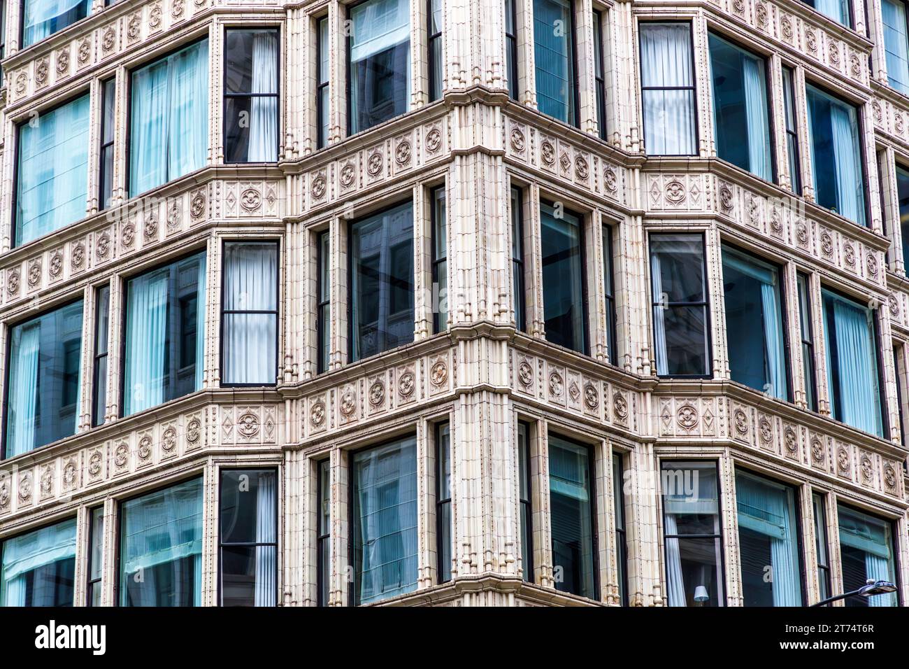 Das Reliance Building ist das erste Hochhaus, dessen Fassade überwiegend mit Glas verkleidet war. Chicago, Usa Stockfoto