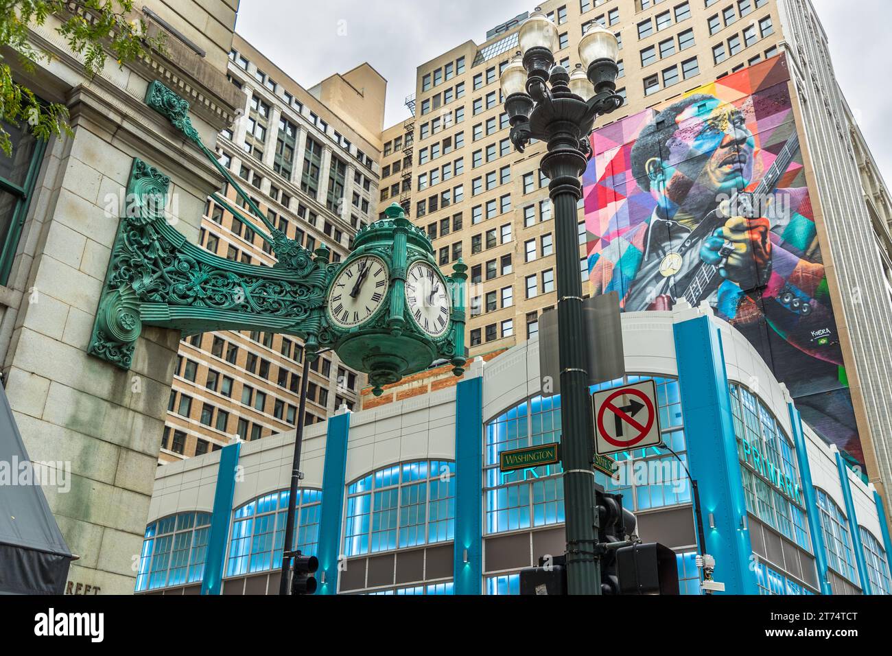 Berühmte Uhr im Marshall Field Building (heute Heimat von Macy's) an der State Street im Stadtteil Loop von Chicago, Illinois, USA. Seit 1897 ist die Uhr eines der ersten Kaufhäuser Chicagos seit Generationen ein Treffpunkt: „Let's Meet Under the Marshall Field Clock“. The Clock an der Ecke von Macy's Department Store (ehemals Marshall Field) in Chicago, USA Stockfoto