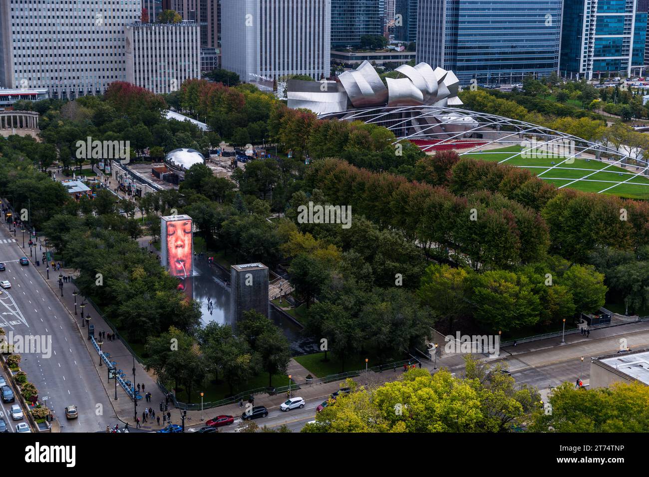 Der Crown Fountain ist eine öffentliche Skulptur mit 2 50 m Höhe. LED-Türme und ein reflektierender Pool von dem katalanischen Künstler Jaume Plensa in Chicago, USA Stockfoto